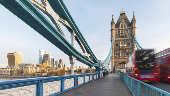 UK, England, London, Unscharfe Bewegung eines Doppeldeckerbusses, der in der Morgendämmerung über die Tower Bridge fährt - WPEF02418