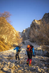 Zwei Wanderer beginnen den Aufstieg zum Berg, Orobie Alpen, Lecco, Italien - MCVF00145