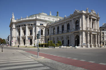 Österreich, Wien, Zebrastreifen vor dem Burgtheater - WIF04142