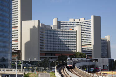 Österreich, Wien, Hochbahngleis vor dem Vienna International Centre - WIF04148