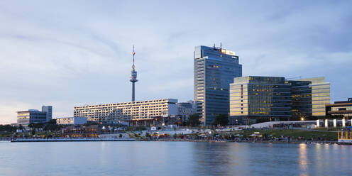 Österreich, Wien, Copa Beach mit Donauturm und Bürowolkenkratzern im Hintergrund - WIF04149