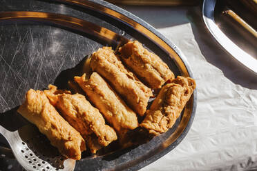 Spanisches Weihnachtsgebäck Pestinos auf Silbertablett - LJF01206