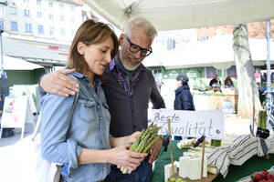 Älteres Paar wählt Spargel an einem Marktstand aus - ECPF00849