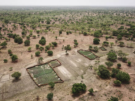 Mali, Bougouni, Luftaufnahme von Feldern in der trockenen Sahelzone - VEGF01229