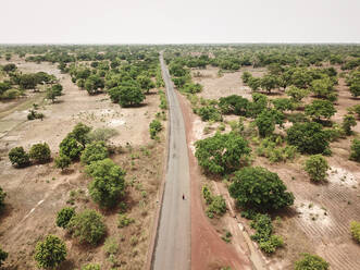 Mali, Bougouni, Luftaufnahme der Straße RN7 durch die trockene Sahelzone - VEGF01231