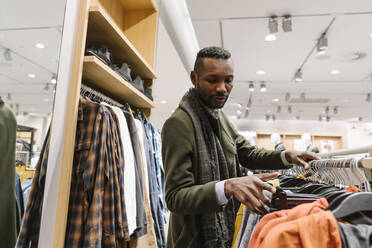 Stilvoller Mann beim Einkaufen in einem Bekleidungsgeschäft - AHSF01640