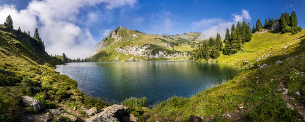 Deutschland, Bayern, Allgäuer Alpen, Oberstdorf, Seealpsee in Berglandschaft - STSF02371