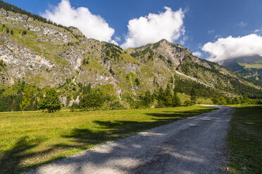 Deutschland, Bayern, Allgäuer Alpen, Oberstdorf, Oytal, Schotterstraße in Berglandschaft - STSF02372