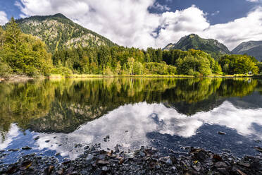 Deutschland, Bayern, Allgäuer Alpen, Oberstdorf, Moorweiher in Berglandschaft - STSF02373