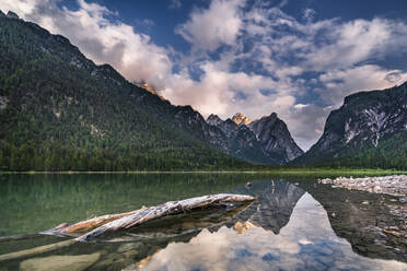 Iltaly, Veneto, Sextner Dolomiten, Toblacher See in Berglandschaft - STSF02383