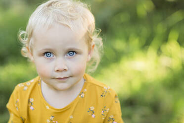 Porträt eines blonden Kleinkindes mit blauen Augen - NMSF00376