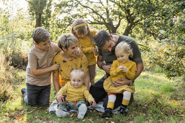 Gruppenbild der Familie auf einer Wiese - NMSF00395