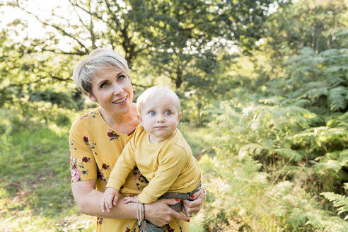 Porträt von Mutter und kleinem Sohn in der Natur - NMSF00398