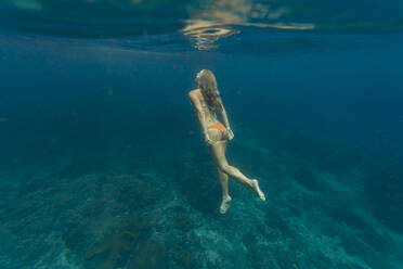 Junge Frau beim Tauchen, Insel Nusa Penida, Bali, Indonesien - KNTF03879