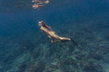 Junge Frau beim Tauchen, Insel Nusa Penida, Bali, Indonesien - KNTF03880