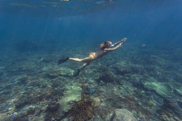 Junge Frau beim Tauchen, Insel Nusa Penida, Bali, Indonesien - KNTF03881