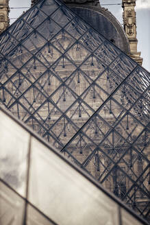 Frankreich, Paris, Nahaufnahme der Glaspyramide des Louvre - DAWF00956