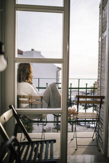 Frau auf Balkon in Piran, Slowenien - DAWF00961