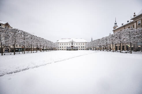 Österreich, Klagenfurt, Neuer Platz im Winter - DAWF00975