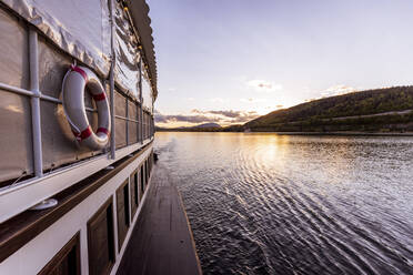 Austria, Carynthia, Lake Worthsee at sunset - DAWF00977