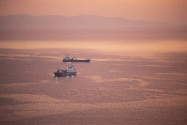 Schiffe auf dem Ägäischen Meer bei Sonnenuntergang - DAWF00983