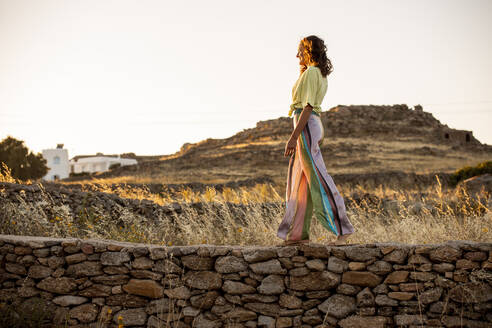 Schöne Frau bei einem Spaziergang bei Sonnenuntergang, Mykonos, Griechenland - DAWF00989