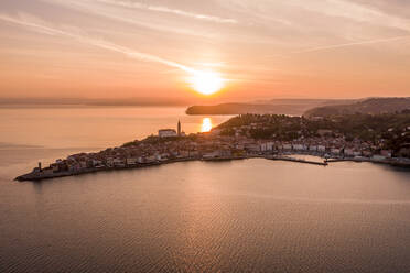 Slowenien, Halbinsel Piran bei Sonnenuntergang, Drohnenansicht - DAWF01000