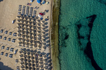 Griechenland, Mykonos, Drohnenansicht von Super Paradise Beach - DAWF01010