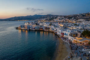 Griechenland, Mykonos, Klein-Venedig von Mykonos-Stadt bei Sonnenuntergang - DAWF01014