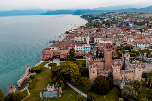 Italien, Venetien, Lazise am Gardasee, Drohnenansicht - DAWF01024