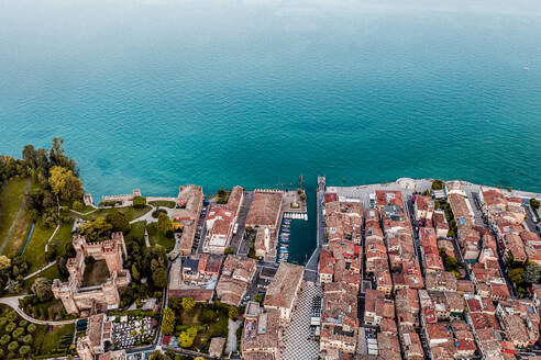 Italien, Venetien, Lazise am Gardasee, Drohnenansicht - DAWF01026