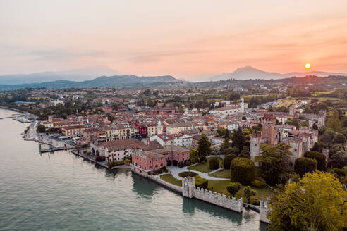 Italien, Venetien, Lazise am Gardasee, Drohnenansicht bei Sonnenaufgang - DAWF01031