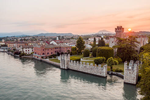 Italien, Venetien, Lazise am Gardasee, Drohnenansicht bei Sonnenaufgang - DAWF01032