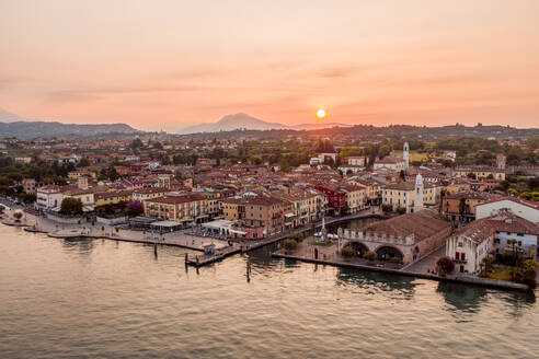 Italien, Venetien, Lazise am Gardasee, Drohnenansicht bei Sonnenaufgang - DAWF01033