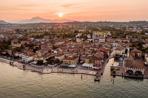 Italien, Venetien, Lazise am Gardasee, Drohnenansicht bei Sonnenaufgang - DAWF01034