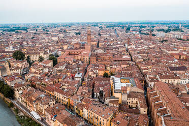 Italien, Venetien, Luftaufnahme von Verona und der Etsch - DAWF01035