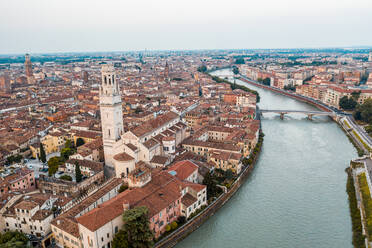 Italien, Venetien, Luftaufnahme von Verona und der Etsch - DAWF01041
