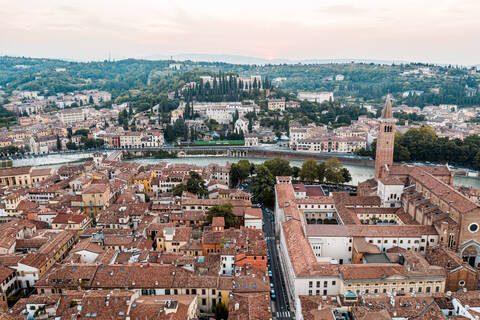 Italien, Venetien, Luftaufnahme von Verona und der Etsch, lizenzfreies Stockfoto