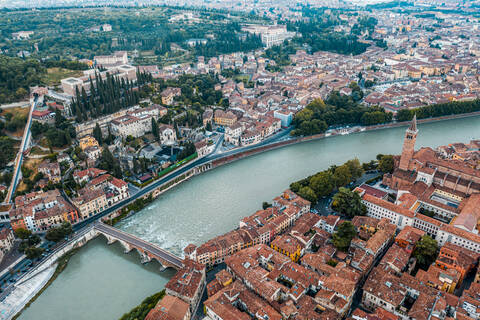 Italien, Venetien, Luftaufnahme von Verona und der Etsch, lizenzfreies Stockfoto