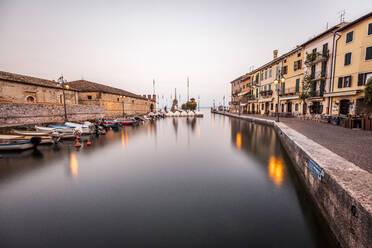 Italien, Venetien, Boote im Hafen von Lazise - DAWF01048