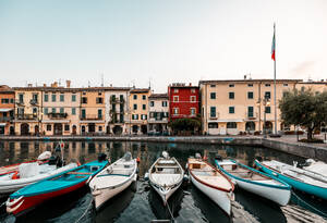Italien, Venetien, Boote im Hafen von Lazise - DAWF01050