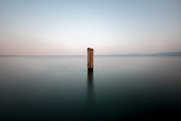 Italien, Venetien, Holzpfahl am Gardasee - DAWF01052