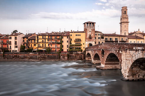 Italien, Venetien, Verona, Ponte Pietra und Etsch - DAWF01057