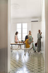 Geschäftsfrauen bei einem Treffen im Büro - AFVF04745