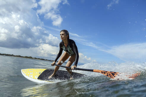 SUP-Surferin, Bali, Indonesien - KNTF03889