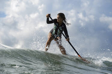 SUP-Surferin, Bali, Indonesien - KNTF03891