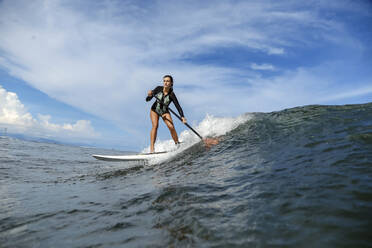 SUP-Surferin, Bali, Indonesien - KNTF03894