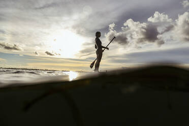 SUP-Surferin bei Sonnenuntergang, Bali, Indonesien - KNTF03899