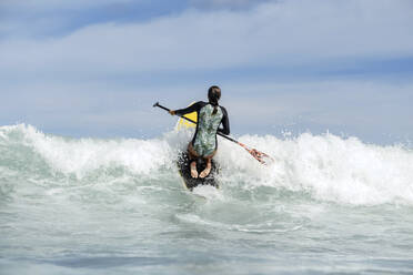 Rückansicht einer SUP-Surferin, Bali, Indonesien - KNTF03903