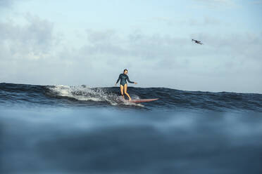 Surferin und Drohne, Bali, Indonesien - KNTF03915